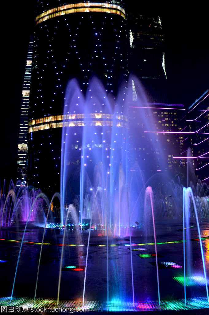 广州中心多彩歌唱喷泉 城市夜空的璀璨明珠